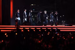 Ngay trong ngày diễn ra concert, album mới mang tên "ARIRANG" của BTS đã cán mốc gần 4 triệu bản được bán ra chỉ trong 24 giờ đầu tiên. Ước tính riêng đêm diễn 21/3 đã tạo ra hiệu ứng kinh tế trực tiếp và gián tiếp trị giá hơn 1.200 tỷ won (khoảng 900 triệu USD). (Ảnh: Kyodo/TTXVN)