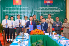 Ban Chuyên trách tỉnh An Giang và Ban Chuyên trách tỉnh Kep ký kết biên bản hợp tác tìm kiếm, quy tập, hồi hương hài cốt liệt sỹ quân tình nguyện và chuyên gia Việt Nam hy sinh trong các thời kỳ chiến tranh tại Campuchia. (Ảnh: TTXVN phát)