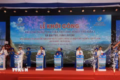 Các đại biểu bấm nút khởi công Dự án. (Ảnh: Tuấn Khôi/TTXVN)