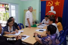 Quang cảnh một buổi thảo luận góp ý vào dự thảo văn kiện Đại hội XIV của Đảng tại Chi bộ Khu phố 1 Trần Hưng Đạo, phường Tuy Hòa, tỉnh Đắk Lắk. (Ảnh: Xuân Triệu/TTXVN)