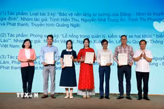 Ban Tổ chức trao giải ba cho các tác giả có tác phẩm báo chí xuất sắc đoạt giải. (Ảnh: Nguyễn Thanh/TTXVN)