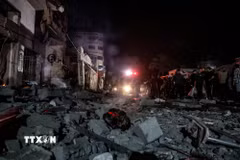 Tòa nhà bị phá hủy sau vụ không kích của Israel xuống al-Rimal, khu vực lân cận thành phố Gaza, ngày 15/5/2026. (Ảnh: THX/TTXVN)