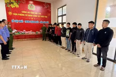 Các đối tượng tại cơ quan công an. (Ảnh: TTXVN phát)