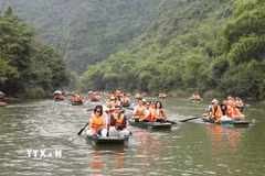 Đoàn đại biểu tham quan Khu du lịch sinh thái Tràng An. (Ảnh: Đức Phương/TTXVN)