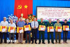 Lãnh đạo phường Bình Đức, An Giang trao quà tri ân các thương binh, bệnh binh, gia đình liệt sỹ và người có công với cách mạng nhân kỷ niệm 79 năm Ngày Thương binh-Liệt sỹ (27/7). (Ảnh: Thanh Sang/TTXVN)