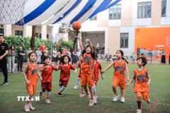 Những thành tựu về bảo đảm quyền con người của Việt Nam, trong đó có nỗ lực đổi mới mô hình phát triển, thực hiện tinh giản bộ máy, chính quyền ba cấp, ban hành và triển khai các chủ trương, chính sách chăm lo đời sống cho nhân dân, nhất là các chính sách về giáo dục, chăm sóc sức khỏe, giáo dục, bình đẳng giới và bảo đảm quyền tự do tín ngưỡng, đã được nhiều tổ chức quốc tế đánh giá tích cực. (Ảnh: TTXVN)