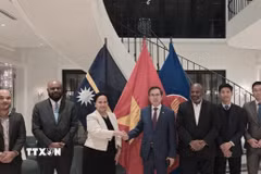 Đại sứ Việt Nam tại Australia Phạm Hùng Tâm (thứ 4, từ phải sang) và Cao ủy Nauru tại Australia Camilla Solomon (thứ 3, từ trái sang) tại Nhà Việt Nam ở thủ đô Canberra. (Ảnh: TTXVN phát)