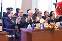 Nguyên Tổng Bí thư Nông Đức Mạnh, Chủ tịch Quốc hội Trần Thanh Mẫn và các đồng chí lãnh đạo, nguyên lãnh đạo Đảng, Nhà nước dự lễ kỷ niệm. (Ảnh: Doãn Tấn/TTXVN)