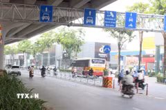 Nhiều xe máy đi vào làn đường dành cho xe ôtô sáng 7/7/2025. (Ảnh: Nguyễn Thắng/TTXVN)