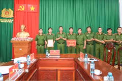 Đại tá Bùi Đức An, Phó Giám đốc Công an thành phố Cần Thơ, Thủ trưởng Cơ quan Cảnh sát điều tra trao thư khen và tiền thưởng đột xuất của Bộ trưởng Bộ Công an cho tập thể Phòng Cảnh sát hình sự có thành tích xuất sắc trong công tác phòng, chống tội phạm. (Ảnh: TTXVN phát)