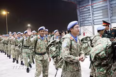 Cán bộ, chiến sĩ Bệnh viện Dã chiến cấp 2 số 7 trở về nước sau khi hoàn thành xuất sắc nhiệm vụ gìn giữ hòa bình Liên hợp quốc tại Phái bộ Nam Sudan. Ảnh: Xuân Khu-TTXVN