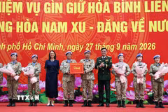 Thượng tướng Nguyễn Trường Thắng, Thứ trưởng Bộ Quốc phòng và bà Katherine Louise Grimmond, Tổng Lãnh sự Australia tại Thành phố Hồ Chí Minh tặng quà chào đón cán bộ, chiến sỹ Bệnh viện Dã chiến cấp 2 số 7 hoàn thành xuất sắc nhiệm vụ trở về nước. (Ảnh: Xuân Khu/TTXVN)