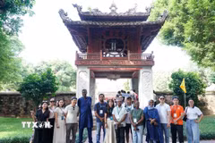 Đoàn đại biểu Hội nghị Đối thoại châu Á - Thái Bình Dương về Di sản và Tính xác thực tham quan Văn Miếu - Quốc Tử Giám, Hà Nội, ngày 27/9/2026. (Ảnh: Khánh Hoà /TTXVN)