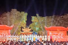 Ba đội tham gia cuộc thi “Tìm hiểu về Di tích quốc gia đặc biệt Văn Miếu-Quốc Tử Giám”. (Ảnh: Tuyết Mai/TTXVN)