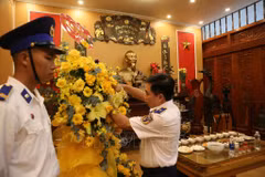 Thiếu tướng Đào Bá Việt - Tư lệnh Vùng Cảnh sát biển 4 thực hiện nghi thức dâng hoa Chủ tịch Hồ Chí Minh.