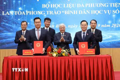Đại diện lãnh đạo Tỉnh ủy Ninh Bình và lãnh đạo Ủy ban Khoa học, Công nghệ và Môi trường của Quốc hội thực hiện nghi thức bàn giao. (Ảnh: Đức Phương/TTXVN)