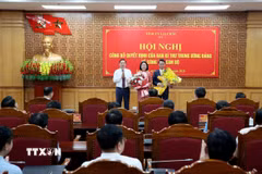 Phó Bí thư Tỉnh ủy, Chủ tịch Ủy ban Nhân dân tỉnh Lai Châu Hà Quang Trung tặng hoa chúc mừng các đồng chí Hà Trọng Hải, Đào Thị Lan Anh. (Ảnh: Việt Dũng/TTXVN)