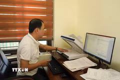 Do hồ sơ được thực hiện bảo mật, xã Tượng Lĩnh bố trí cán bộ trong cơ quan trực tiếp tham gia, đồng thời kiểm soát chặt quy trình từ bàn giao, tiếp nhận đến scan, cập nhật và kiểm đếm. (Ảnh: Khiếu Tư/TTXVN)