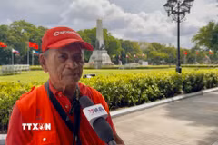 Thợ ảnh Leopoldo Alviento tại Manila. (Ảnh: Đỗ Vân/TTXVN)