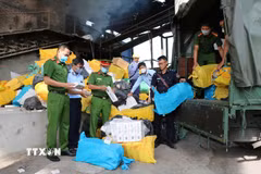 Lực lượng chức năng kiểm đếm trước khi tiêu hủy thuốc lá lậu. (Ảnh minh họa. TTXVN phát)