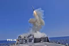 Tên lửa hành trình Tomahawk được phóng từ tàu khu trục USS Barry của Mỹ trên Địa Trung Hải. (Ảnh: AFP/TTXVN)