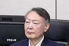 Cựu Tổng thống Hàn Quốc Yoon Suk Yeol tại Tòa án quận trung tâm Seoul ngày 16/1/2026. (Ảnh: Kyodo/TTXVN phát)