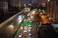 Các phương tiện di chuyển khó khăn trong đêm muộn của ngày nghỉ thứ 3, kỳ nghỉ lễ 30/4-1/5 kéo dài 4 ngày. (Ảnh: Quốc Khánh/TTXVN)
