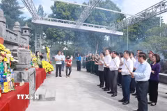 Các đồng chí lãnh đạo chủ chốt tỉnh Lai Châu dâng hoa tri ân các anh hùng liệt sỹ tại nghĩa trang tỉnh Lai Châu. (Ảnh: Quý Trung/TTXVN)