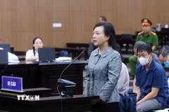 Bị cáo Nguyễn Thị Kim Tiến, cựu Bộ trưởng Bộ Y tế khai báo trước tòa. (Ảnh: Phạm Kiên/TTXVN)