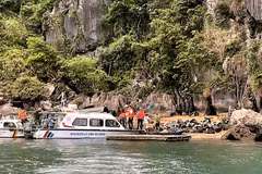 Lực lượng chức năng tỉnh Quảng Ninh kiểm tra hệ thống lồng bè nuôi trồng thủy sản trái phép trên Vịnh Hạ Long. (Ảnh: TTXVN phát)