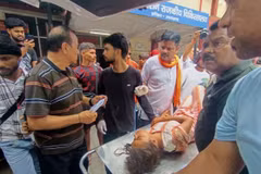 Người bị thương trong một vụ giẫm đạp ở thành phố Haridwar. (Nguồn: AP)