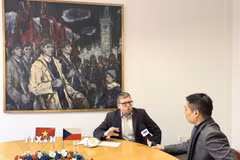 Ông Milan Krajca trả lời phỏng vấn phóng viên TTXVN tại Prague. (Ảnh: Ngọc Long/TTXVN)