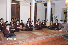Các câu lạc bộ hát xẩm tại xã Yên Từ là nơi các làn điệu xẩm cổ được gìn giữ, thực hành và truyền dạy một cách bài bản. (Ảnh: Thùy Dung/TTXVN)