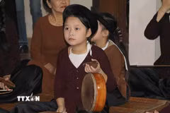 Sự hưởng ứng tích cực của thế hệ trẻ góp phần quan trọng trong việc giữ gìn và phát huy giá trị nghệ thuật hát Xẩm ở xã Yên Từ, tỉnh Ninh Bình. (Ảnh: Thùy Dung/TTXVN)