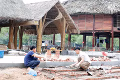 Xây dựng không gian hội trại văn hóa Đền Hùng 2026. (Ảnh: Tạ Toàn/TTXVN)