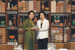Phu nhân Nguyễn Thị Thanh Nga nhận quà lưu niệm từ Phu nhân Chủ tịch Quốc hội Hàn Quốc. (Ảnh: Đào Lâm/TTXVN)