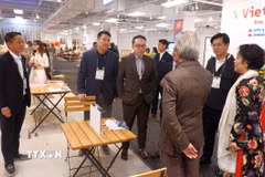 Việt Nam giới thiệu phong phú các mặt hàng truyền thống với các doanh nghiệp Mỹ. (Ảnh: Thanh Tuấn/TTXVN)