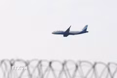 Máy bay của hãng hàng không Indigo bay qua New Delhi, Ấn Độ. (Ảnh: ANI/TTXVN phát)