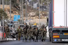 Binh sỹ Israel gác tại một điểm kiểm soát ở thành phố Hebron, Bờ Tây ngày 23/10/2026. (Ảnh: THX/TTXVN phát)