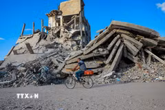 Tòa nhà bị phá hủy do xung đột tại Dải Gaza. (Ảnh: THX/TTXVN phát)