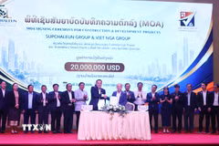 Hai tập đoàn của Việt Nam và Lào trao đổi văn kiện hợp tác phát triển Dự án Trang trại thông minh (Smart Farm) ở Lào. (Ảnh: Xuân Tú/TTXVN)