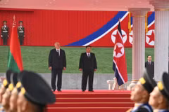 Nhà lãnh đạo Triều Tiên Kim Jong Un và Tổng thống Belarus Aleksandr Lukashenko. (Ảnh: Reuters)