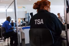 Các nhân viên của Cơ quan An ninh Vận tải (TSA) làm việc tại một sân bay. (Ảnh: Bloomberg/Getty Images)