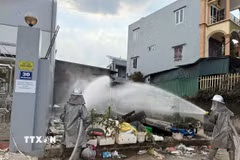 Cán bộ, chiến sỹ Đội Chữa cháy và Cứu nạn, cứu hộ khu vực số 32 triển khai phun nước xử lý sự cố rò rỉ khí clo tại thôn Mễ Sơn, xã Thượng Phúc. (Ảnh: TTXVN phát)
