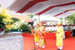 Cung tuyên văn tế Đại danh y, Thiền sư Tuệ Tĩnh. (Ảnh: Mạnh Tú/TTXVN)