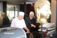 Hơn ba thập kỷ gắn bó với nghề bếp tại Nam Phi, bếp trưởng Mỹ vẫn giữ trọn vẹn ngọn lửa đam mê, tỉ mỉ hướng dẫn nhân viên trong từng công đoạn sơ chế nguyên liệu. (Ảnh: Đặng Huyền/Vietnam+)