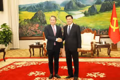 Bộ trưởng Bộ Tư pháp Nguyễn Hải Ninh chào xã giao Tổng Bí thư, Chủ tịch nước Lào Thongloun Sisoulith. (Ảnh: Xuân Tú/TTXVN)