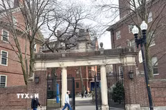 Cổng vào khuôn viên Đại học Harvard tại Cambridge, bang Massachusetts. (Ảnh: Đoàn Hùng/TTXVN)