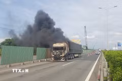Hiện trường vụ cháy xe đầu kéo trên cao tốc Thành phố Hồ Chí Minh-Long Thành-Dầu Giây. (Ảnh: TTXVN phát)
