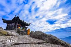 Chùa Đồng nằm trên đỉnh cao nhất của núi Yên Tử, được đúc từ chất liệu đồng, mặt bằng kiến trúc của chùa dạng chữ Nhất, kết cấu vững chắc, được đặt trên sập đồng, dạng chân quỳ, dạ cá. (Ảnh: Minh Đức/TTXVN)
